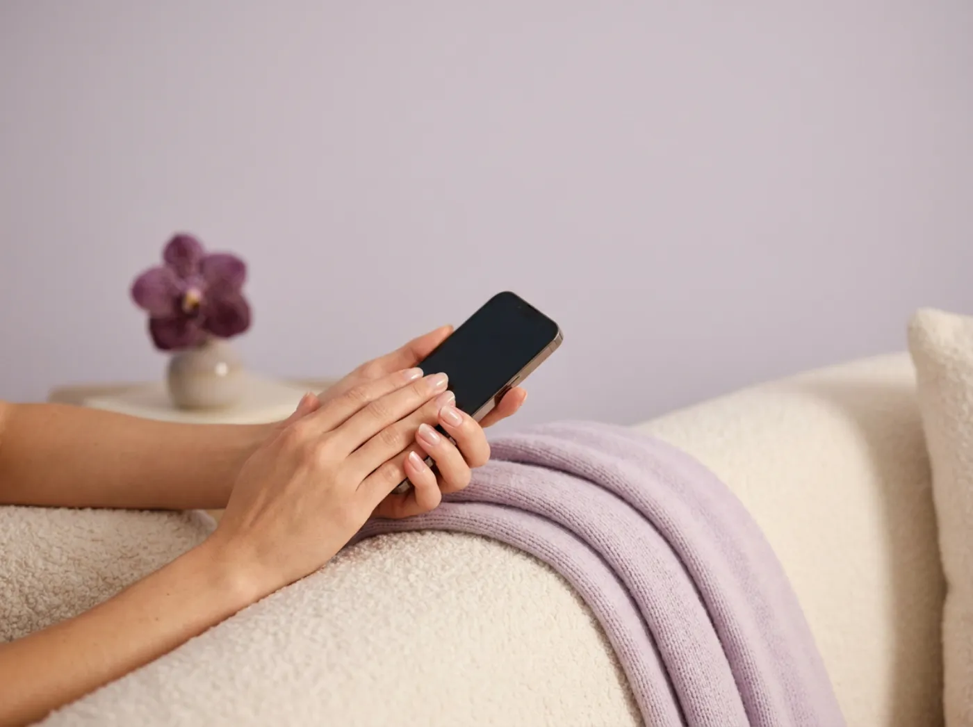 Mãos segurando o celular